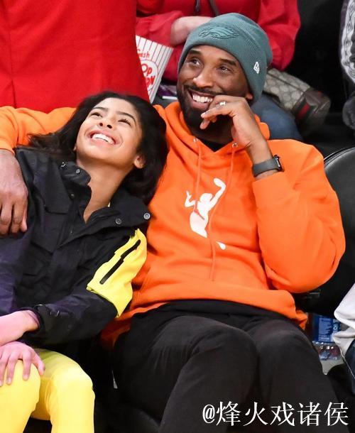 科比与瓦妮莎教女儿们镜头前微笑,结果孩子们展现出萌态假笑 科比与瓦妮莎教女儿们镜头前微笑,结果孩子们展现出萌态假笑